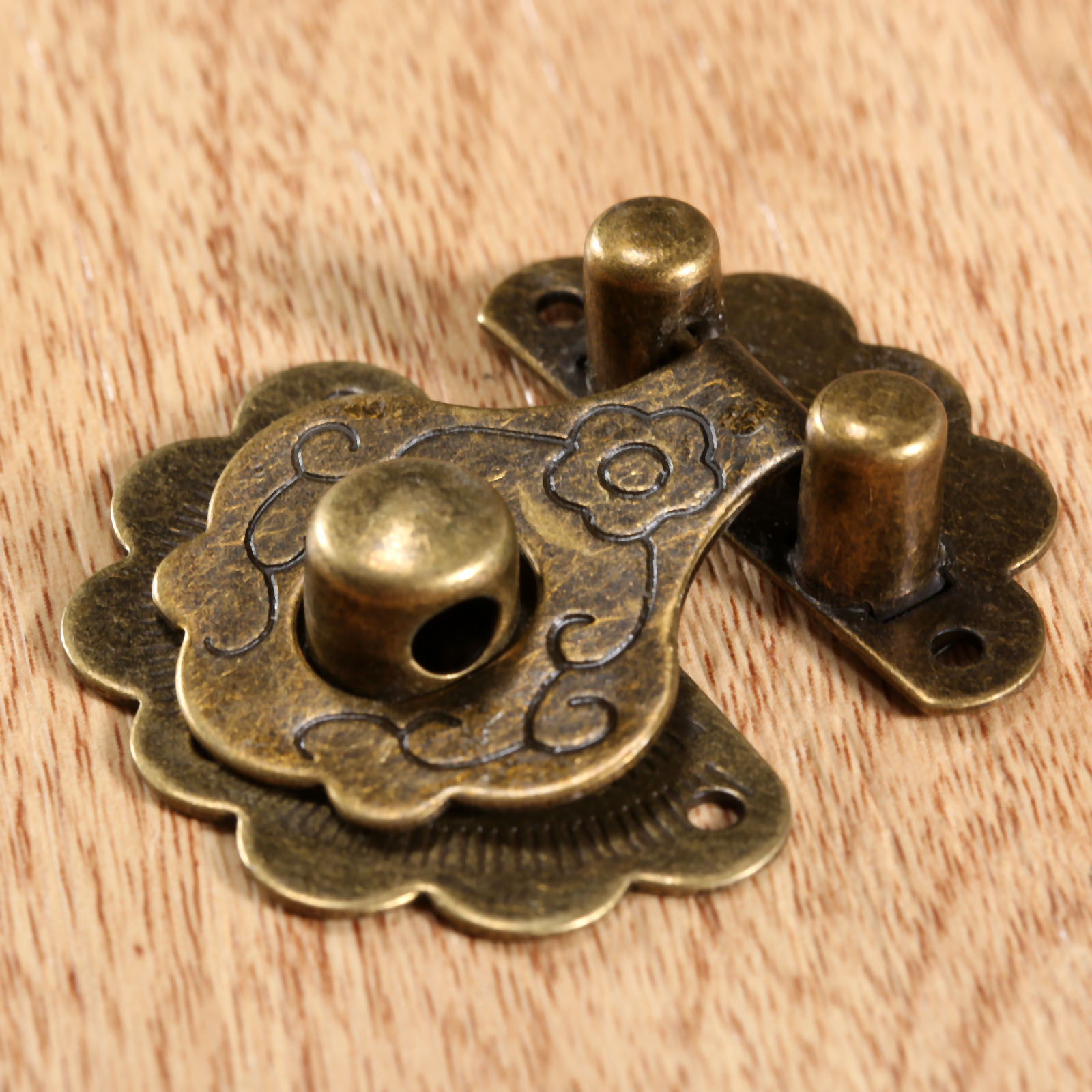 Antique Brass Hook - Đồng Cổ Nẹp Khóa Trang Trí